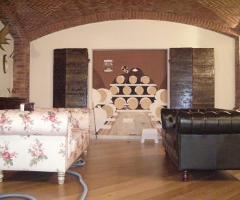 Foto Trompe l'oeil murales Cantina barrique mattoni marmo (2)