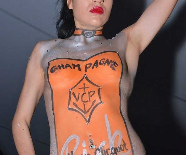 Rich party moet chandom golden beach bodypainting (1)